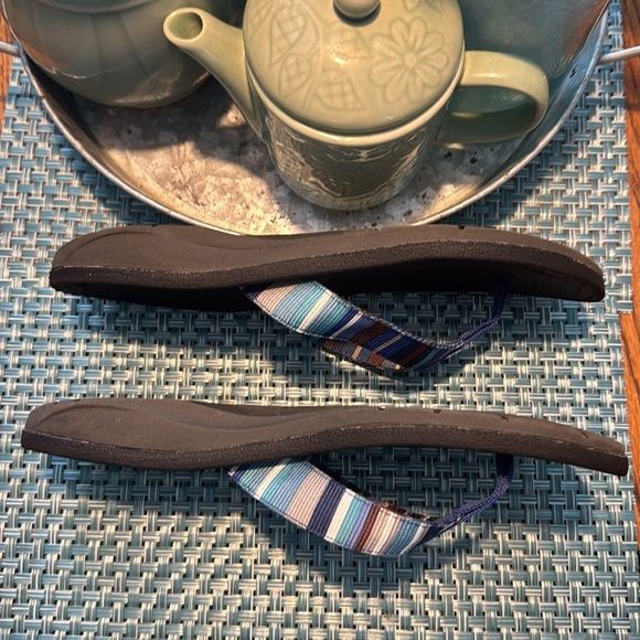 CLARKS "TATE MUSE" BLUE MULTI STRIPED TEXTILE THONG FLIP FLOPS SANDALS - Size 9 - Picture 3 of 5